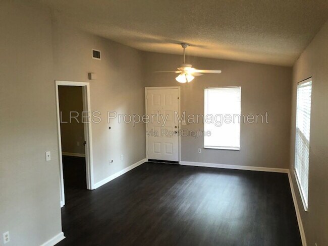 Building Photo - 1406 Northlake Dr