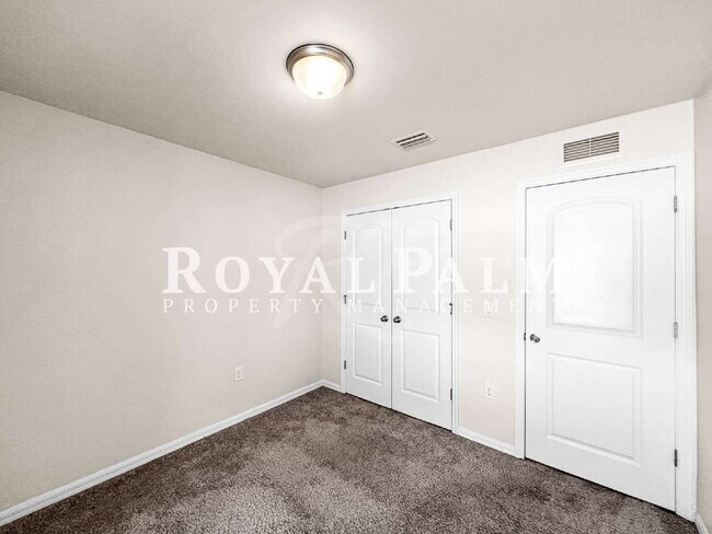 Building Photo - 4BR/2BA Duplex Living in Vistanna Villas + Washer & Dryer! — Space, Style, and Laundry Convenienc...