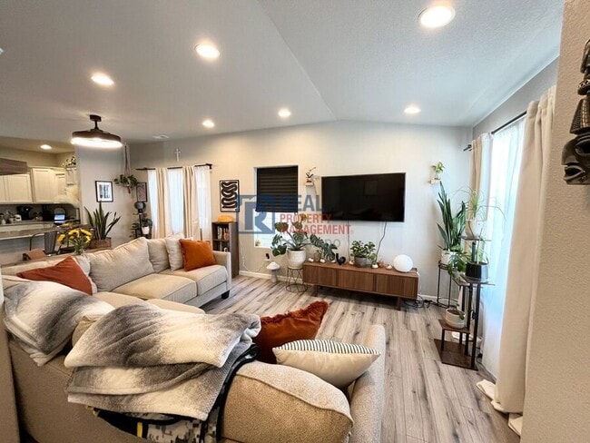 Building Photo - 942 Petra Heights