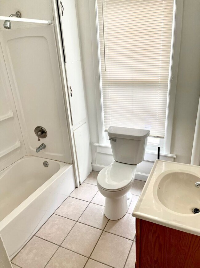 Building Photo - Nice 3 bed 1.5 bath house!