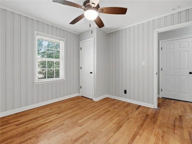 Building Photo - 1111 N Valley Dr