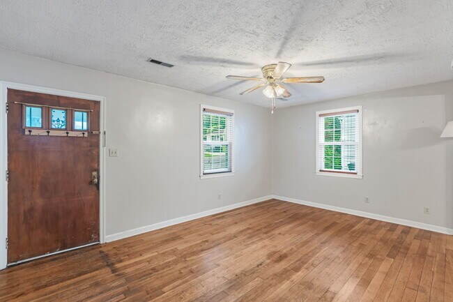 Building Photo - 1315 E Red Bud Rd