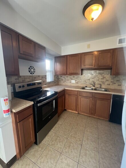 Building Photo - 1324 Meadow Rd