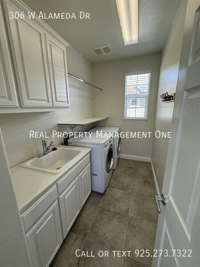 Building Photo - 306 W Alameda Dr