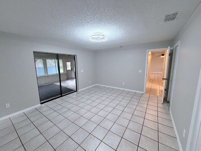 Building Photo - 2139 Parker Rd
