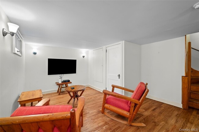 Building Photo - 6 Alpine Rd