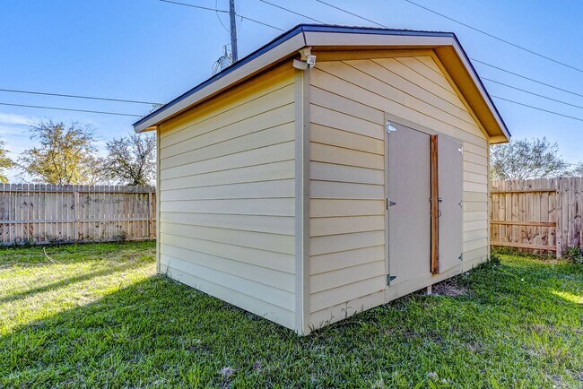Building Photo - Discover the epitome of suburban living in...