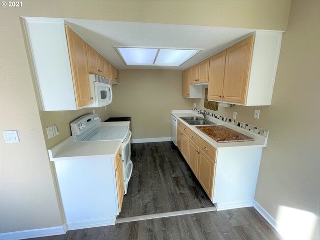 Building Photo - 2 Bedroom 2 Bathroom Ground Floor Condo in Murrayhill