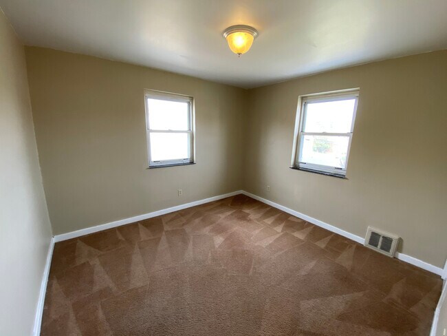 Building Photo - 154 Columbus Way