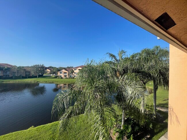 Building Photo - 211 SW Palm Dr