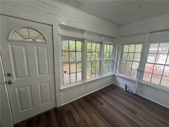 Building Photo - 254 Tuttle Ave