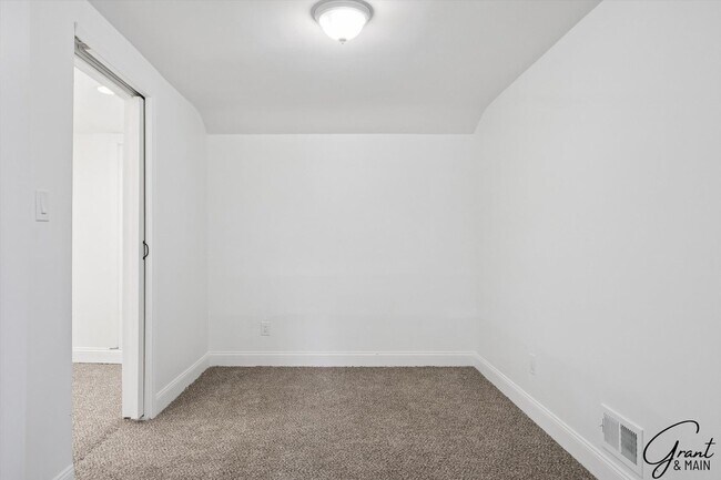 Building Photo - 4 bedroom $1550
