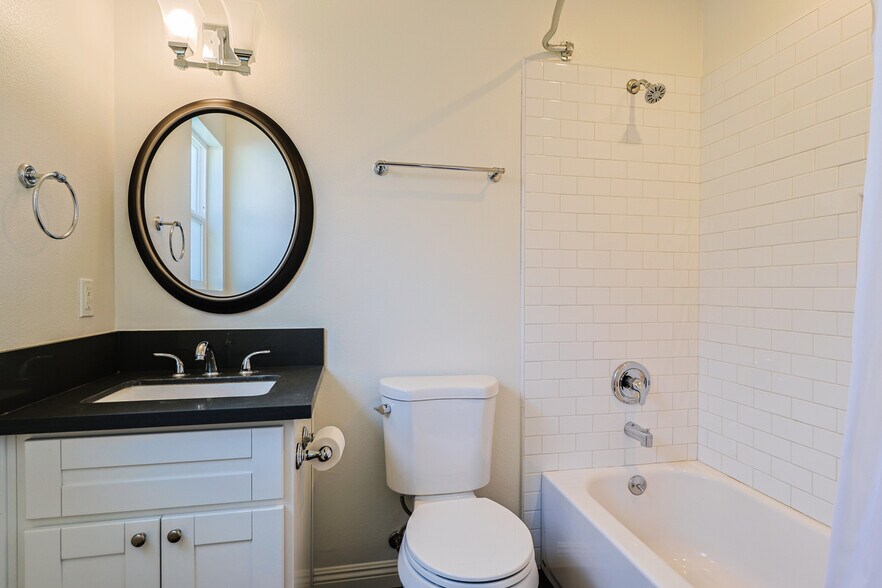 Building Photo - 844 N Lima St