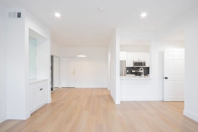 Building Photo - 1616 N Serrano Ave