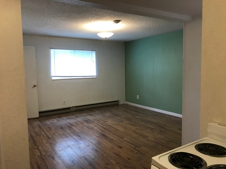 living room w/closet - 3129 W 4th Ave
