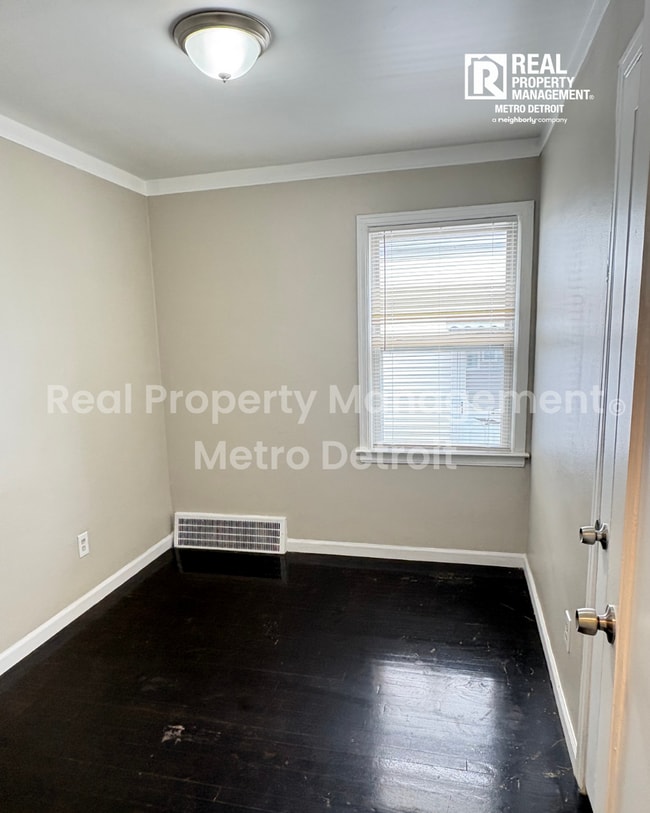 Building Photo - 19367 Roscommon St