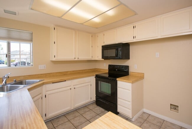 Building Photo - Very Charming 2BR/2BA Condo in Calavera Hi...