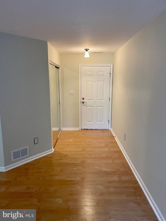 Building Photo - 124 Walden Cir