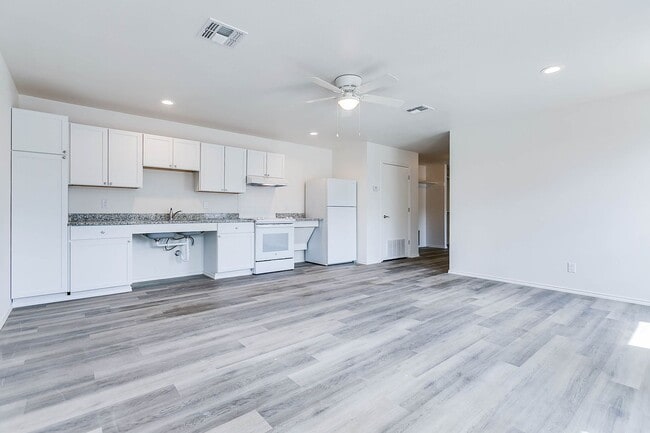 Building Photo - COMING SOON - 2 Bedroom Duplex w/ Modern F...