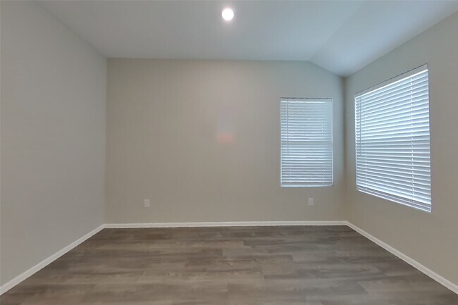 Building Photo - 210 Pine cavern dr