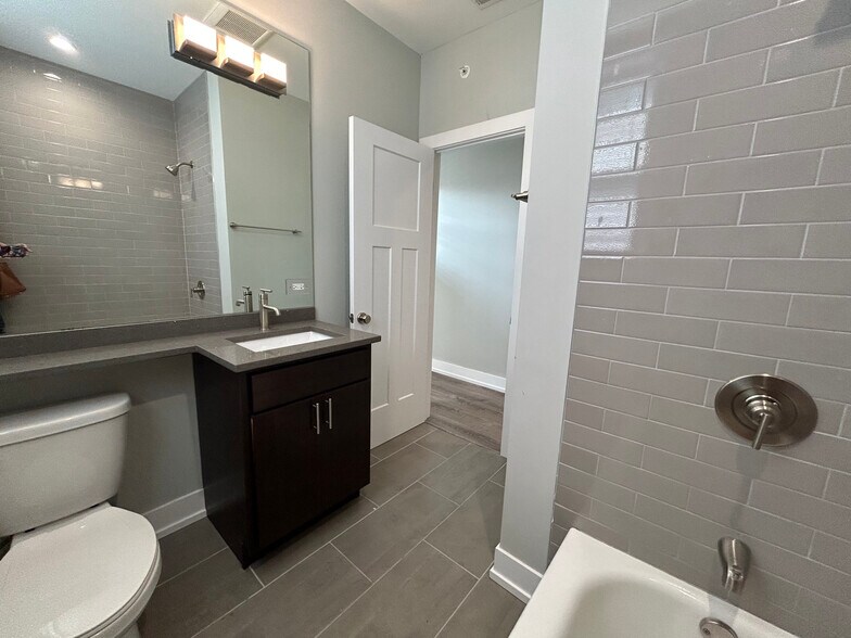 Building Photo - 1000 Crain St