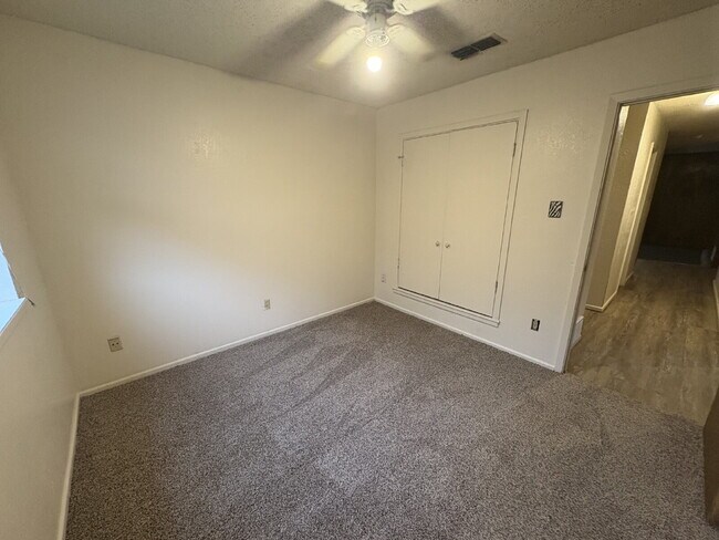 Building Photo - Move In Special For This Warm & Spacious L...