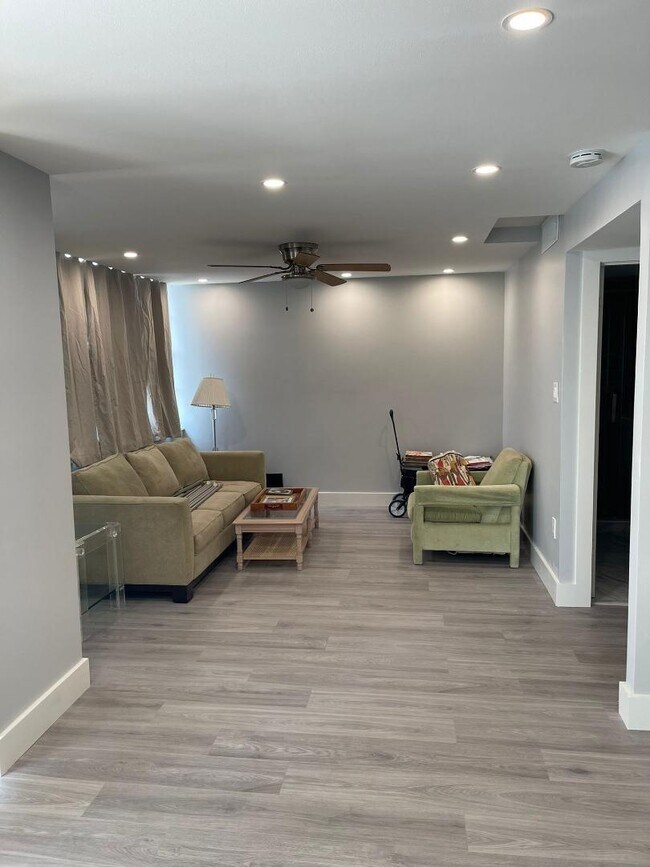Building Photo - 18061 Biscayne Blvd