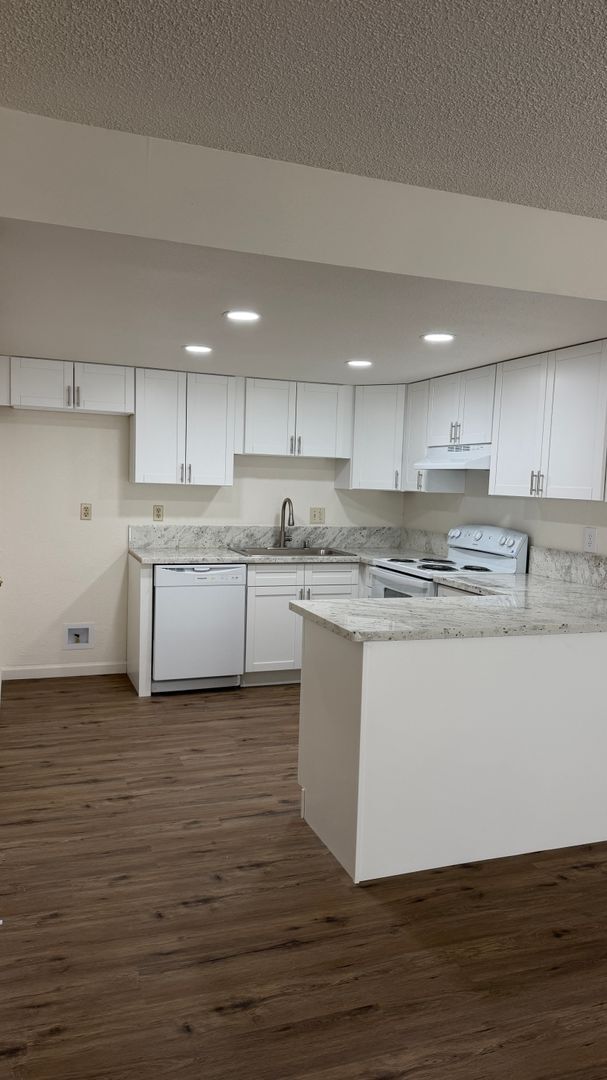 Building Photo - 7231-7233 Adobe Casa Court