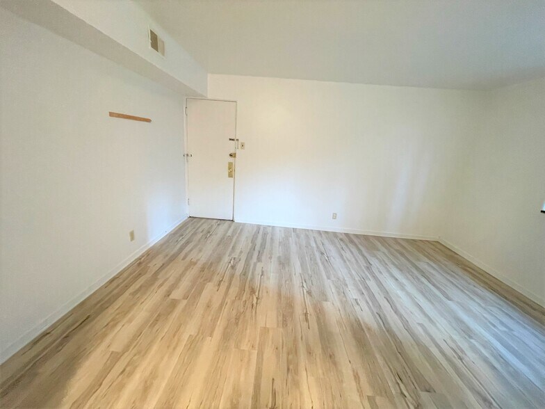 Building Photo - 5712 Phillips Ave