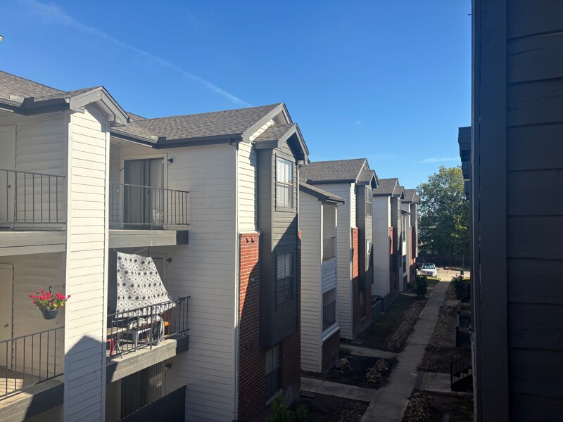 Building Photo - 1400 Clarewood Dr