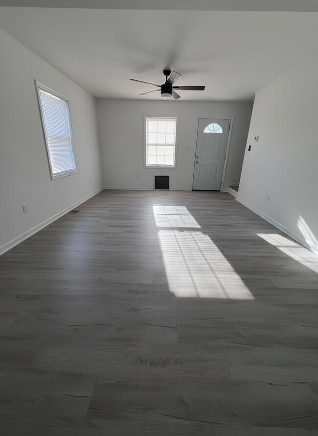 Building Photo - 902 Hanson St