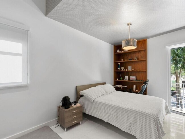 Building Photo - 3917 S Le Jeune Rd