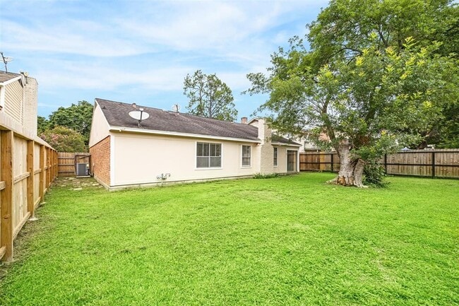 Building Photo - 2039 Hilton Head Dr