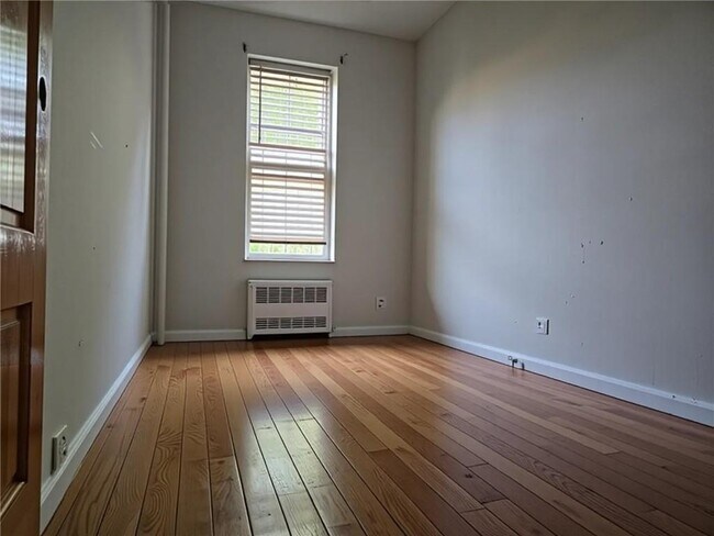 Building Photo - 302 Parkville Ave