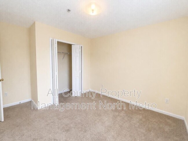 Building Photo - 135 Primrose Dr