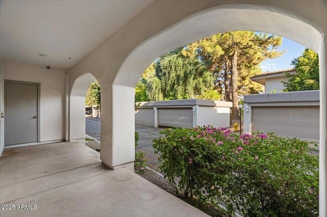 Building Photo - 5200 S Lakeshore Dr