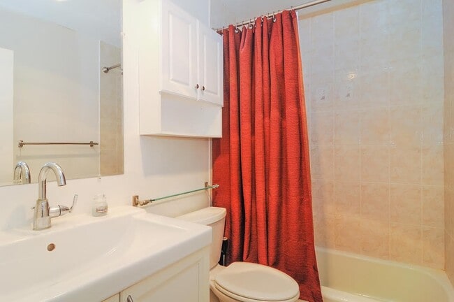 Building Photo - Spacious 1 bed lakeview end unit in Lincol...
