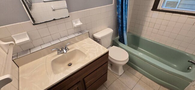 Building Photo - Charming 3 - Bedroom Property in Prime Location