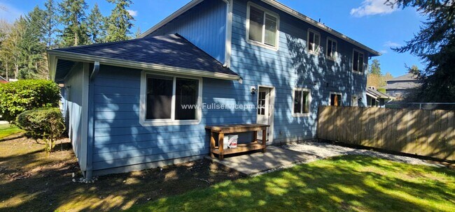 Building Photo - Beautiful duplex apt. on Quiet culdesac