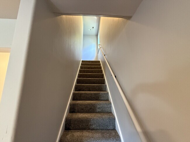 Building Photo - 3 Bed Townhome with awesome fenced yard!