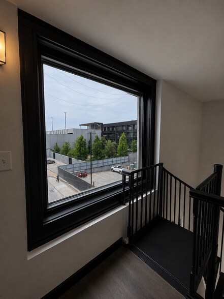 Building Photo - 917 E Douglas Ave