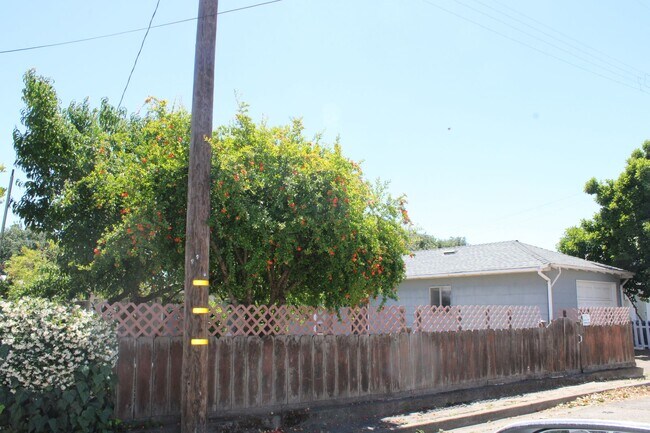 Building Photo - Three Bedroom, One Bathroom Single Family Home in Isleton.