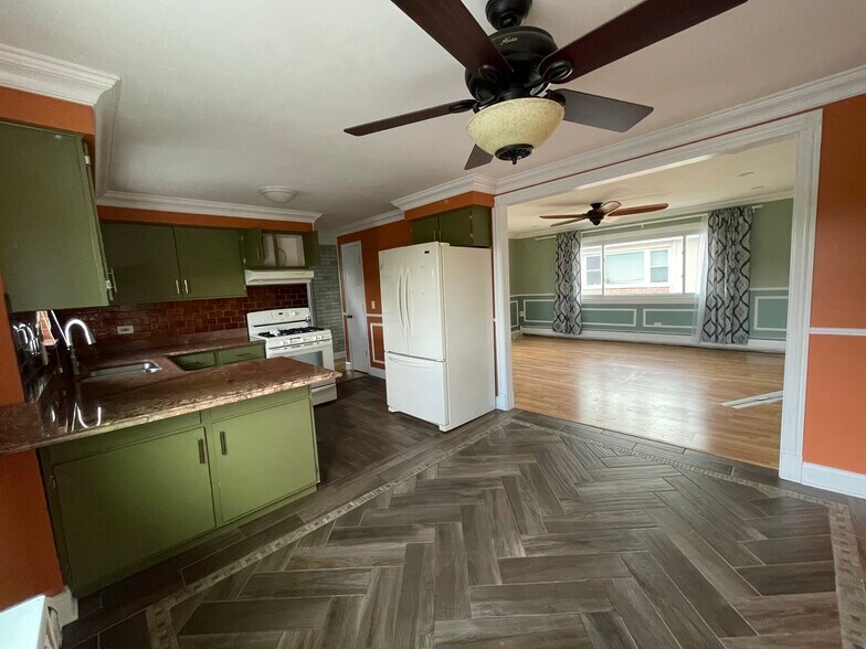 Entrance view - 2440 River Rd