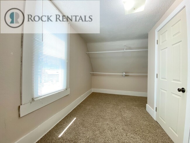 Building Photo - Updated 3 Bed 1 Bath with Small Fenced Backyard