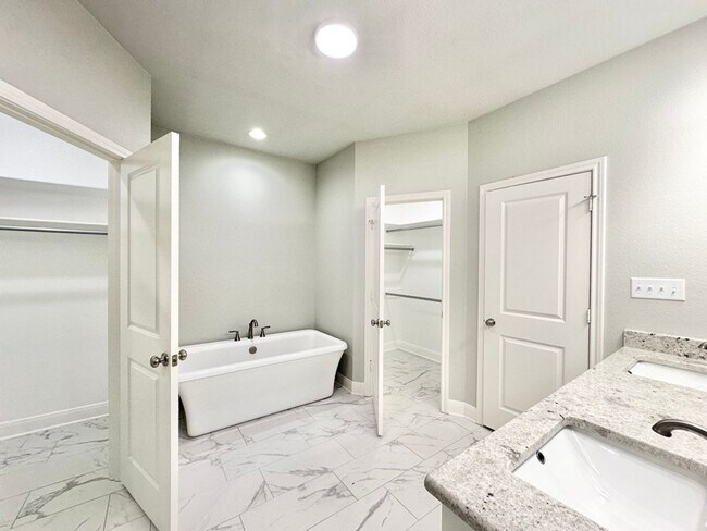 Building Photo - Available Now! Stunning 3 Bedroom 2 Bath i...