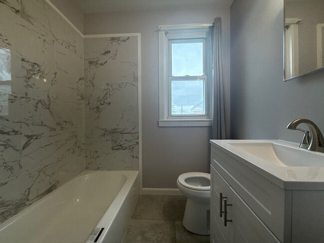 Building Photo - 556 Chalcot Square
