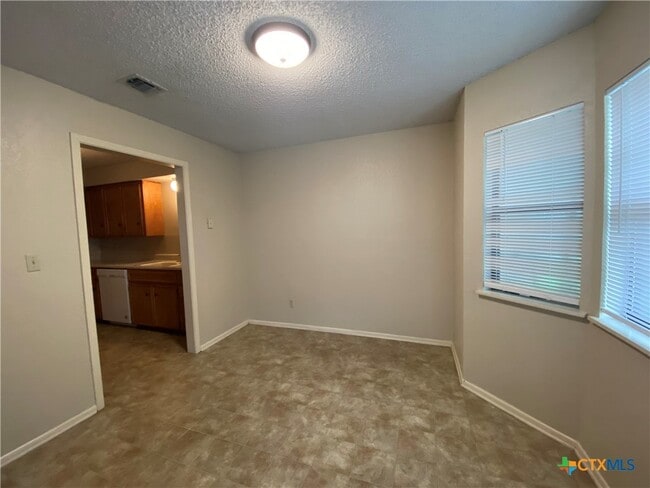 Building Photo - 40 Royal Crest