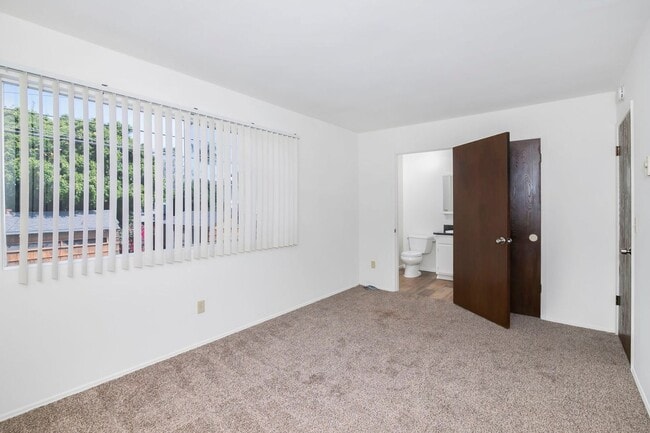 Building Photo - SPACIOUS 2BD/1.5BA TOP FLOOR UNIT IN THE H...