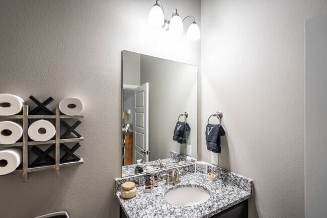 Building Photo - 11 Los Campos Dr