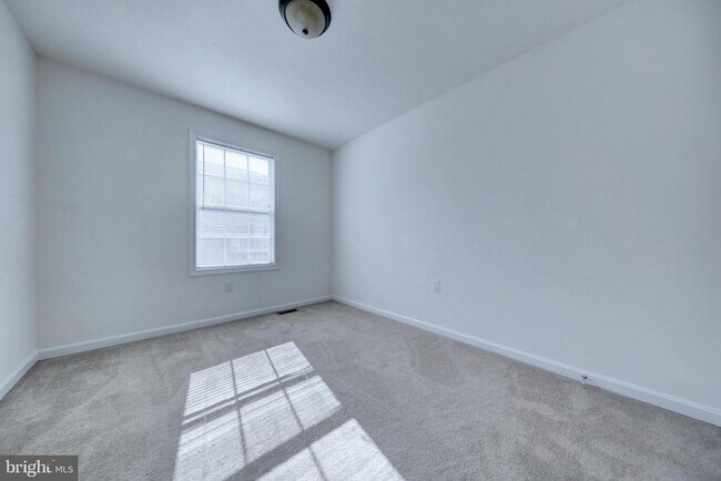 Building Photo - 112 Breezewood Dr